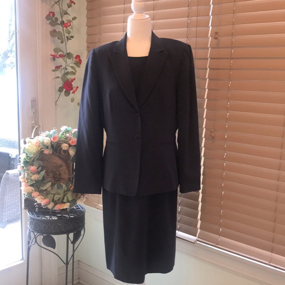 Tahari Pants - Women’s dress and blazer set in a navy blue pinstripe. Tahari size 12.